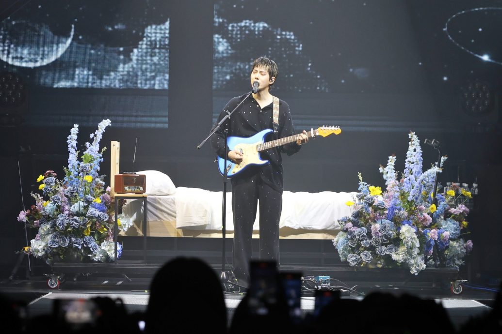 SUHO被EXO-L应援感动哭 喊话要转告成员再来马开唱