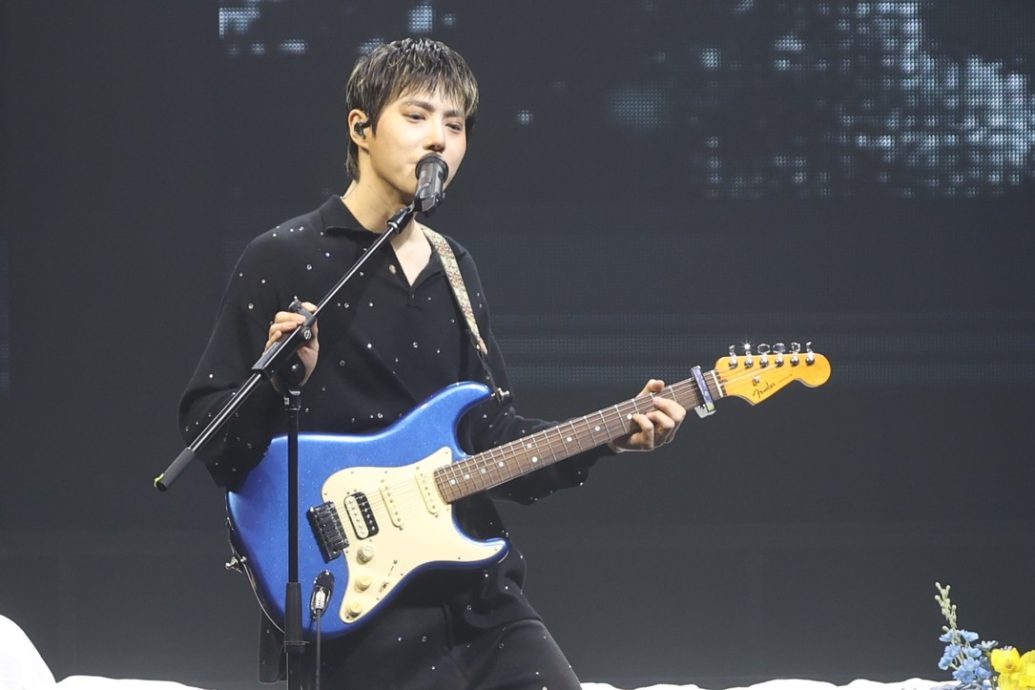 SUHO被EXO-L应援感动哭 喊话要转告成员再来马开唱