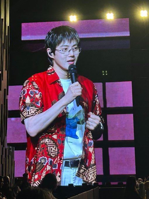 SUHO被EXO-L应援感动哭 喊话要转告成员再来马开唱