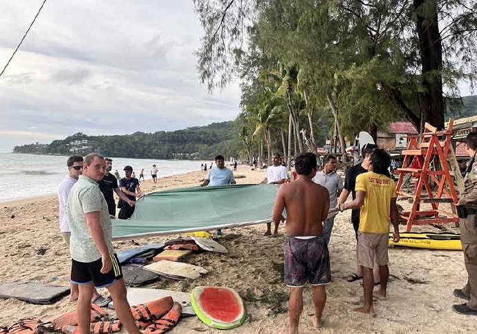 普吉玩拖拽伞 外国游客高挂树上