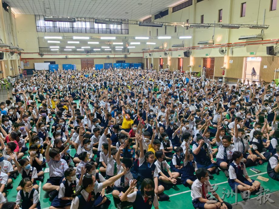 “阅报计划”走入育才万华小学 与学生互动 欢乐满满