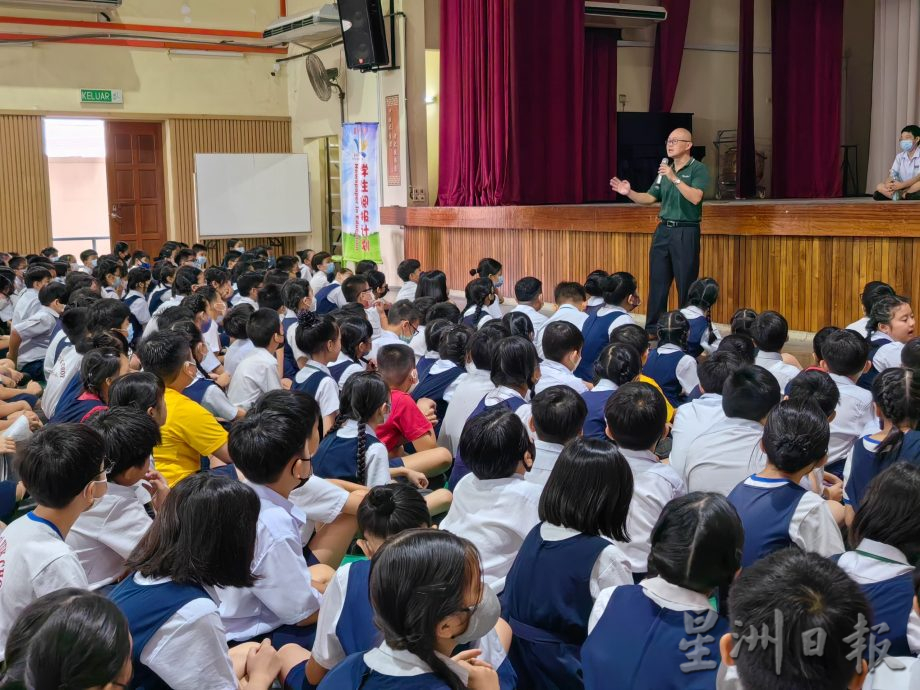 “阅报计划”走入育才万华小学 与学生互动 欢乐满满