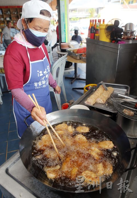 【人气美食】/康记客家面咸香可口 炸料酥脆吃得过瘾