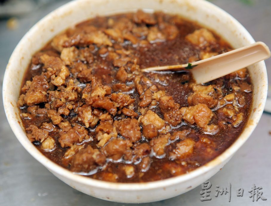 【人气美食】/康记客家面咸香可口 炸料酥脆吃得过瘾