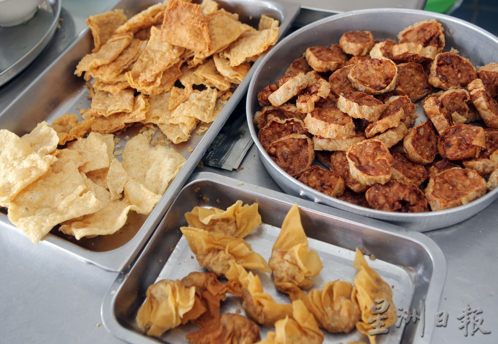 【人气美食】/康记客家面咸香可口 炸料酥脆吃得过瘾