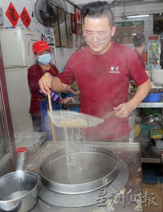 【人气美食】/康记客家面咸香可口 炸料酥脆吃得过瘾