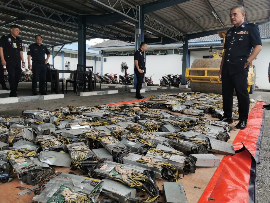 三马拉汉警方出动压路机压毁198台约值20万令吉的挖矿机