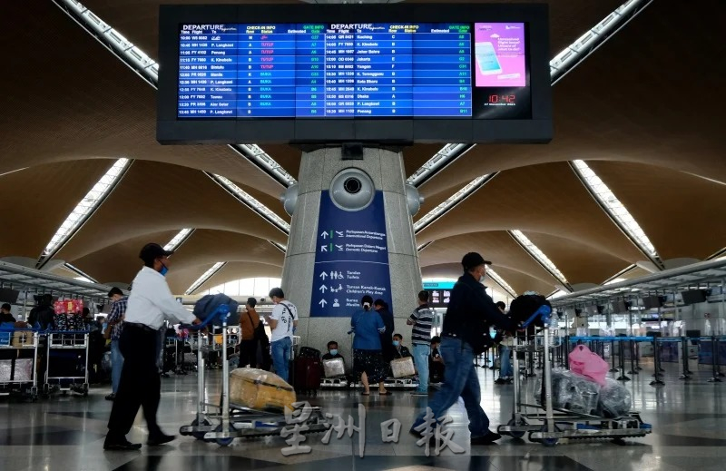 东封面:卫生部宣布冠病新指南,民众认同“与冠病共存”。