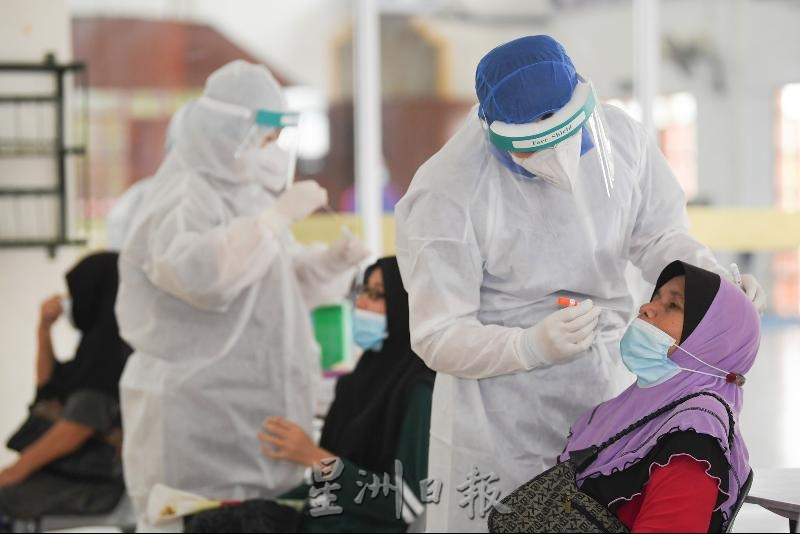 东封面:卫生部宣布冠病新指南,民众认同“与冠病共存”。