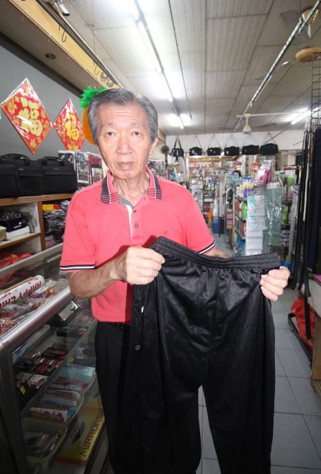 东封面：教育部允许学生穿运动衣上学，校服销量暴跌60%