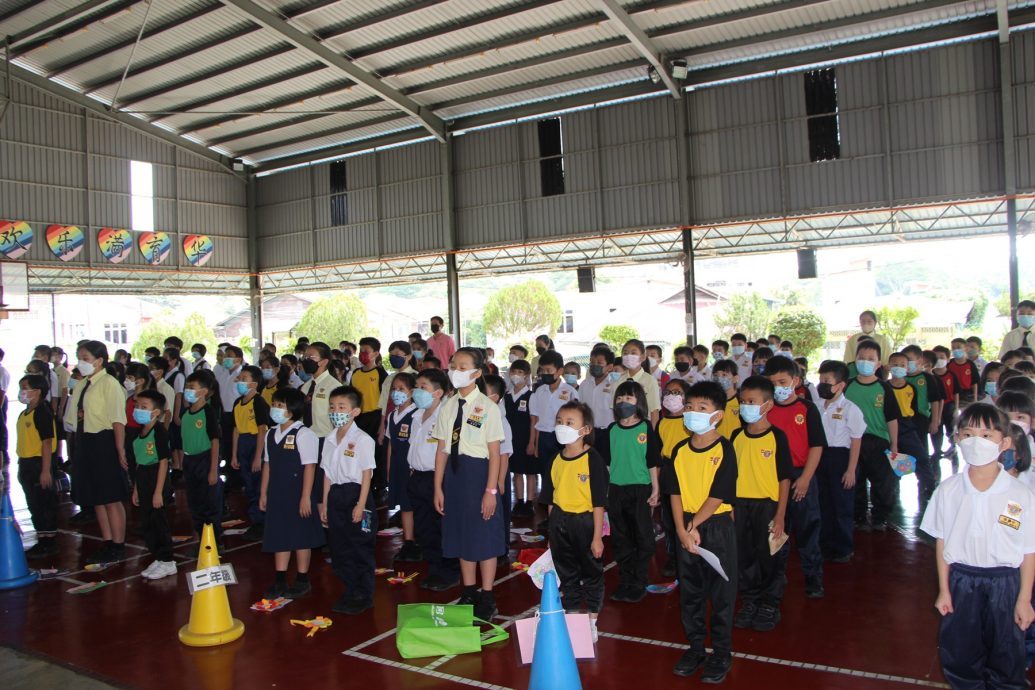 东封面：教育部允许学生穿运动衣上学，校服销量暴跌60%