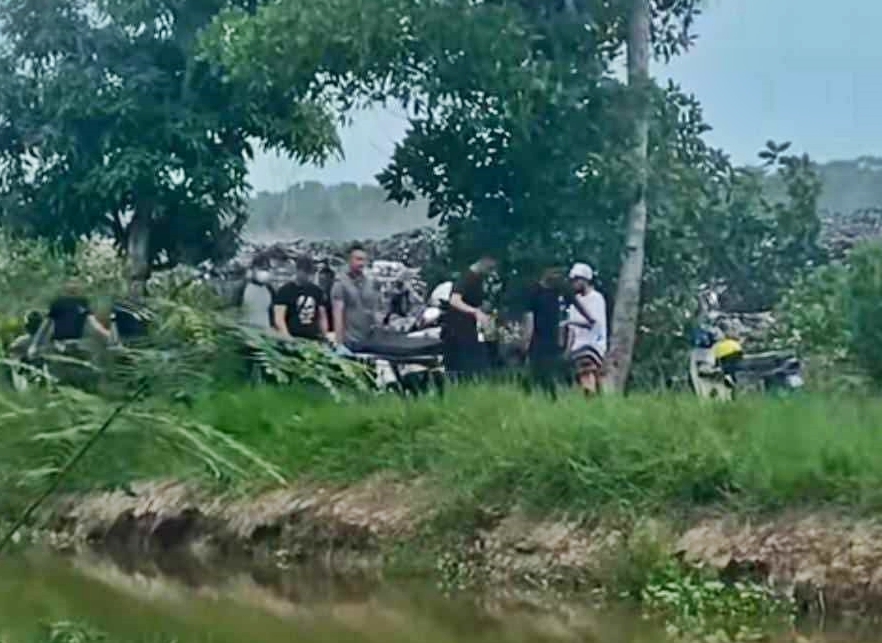 2名男子走进道北县甘榜格柏多拉垃圾场检拾能变卖的废铁和铝,结果,其中一人踩到玻璃,相信失血过多而丧生垃圾场。