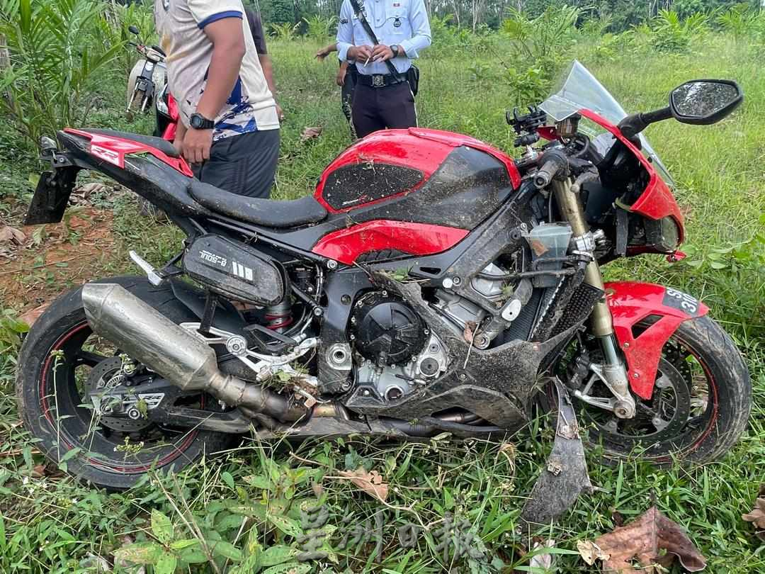 东:一名32岁的华裔摩托车骑士昨天骑著一辆高性能摩托车来到兰斗班让时失控翻覆,当场丧生。