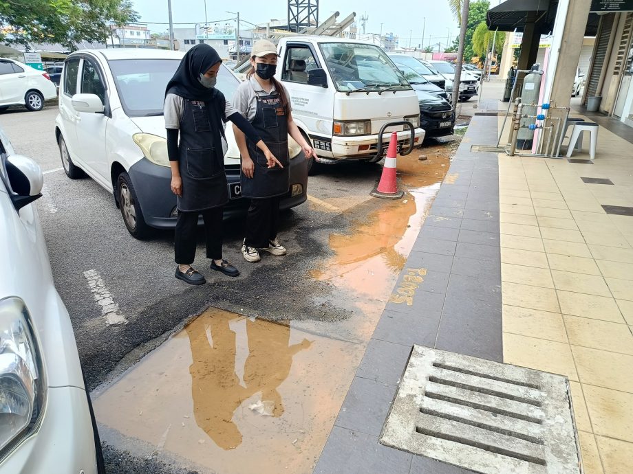 东:停车格积水2月 商家促水务管理赶紧维修