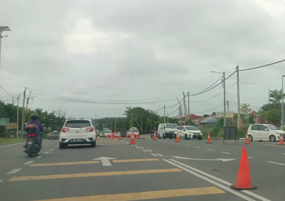 东:十号联邦公路爆管维修封锁车辆改道