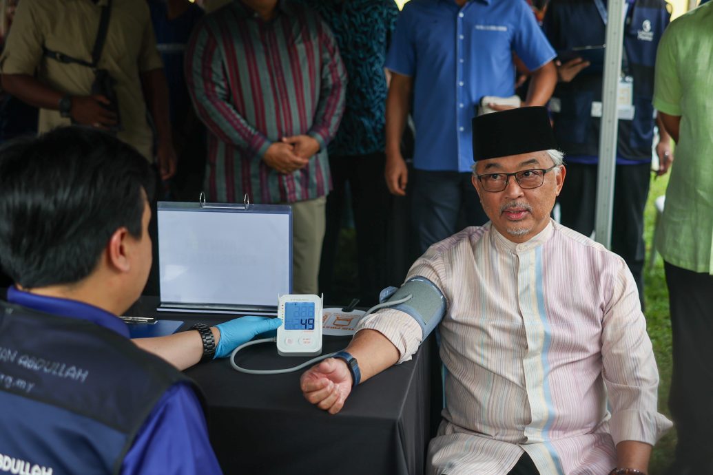 东:彭苏丹出席刁曼岛人民体检活动