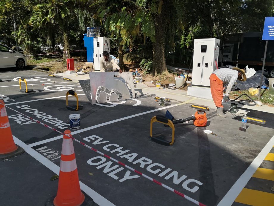 东:文冬县内各地将建10个电动车充电站