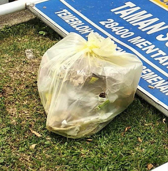 东:文德甲苏比亚花园路牌失修倒下多时未移走,附近商民把垃圾丢弃在路牌处