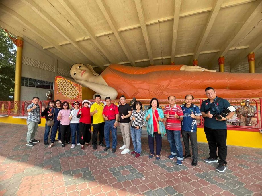 东:来自槟城的36人华裔访问团到访吉兰丹,获得丹州政府招待,除了到名胜观光,也特别到哥市华人猪肉档巴刹“打卡”。