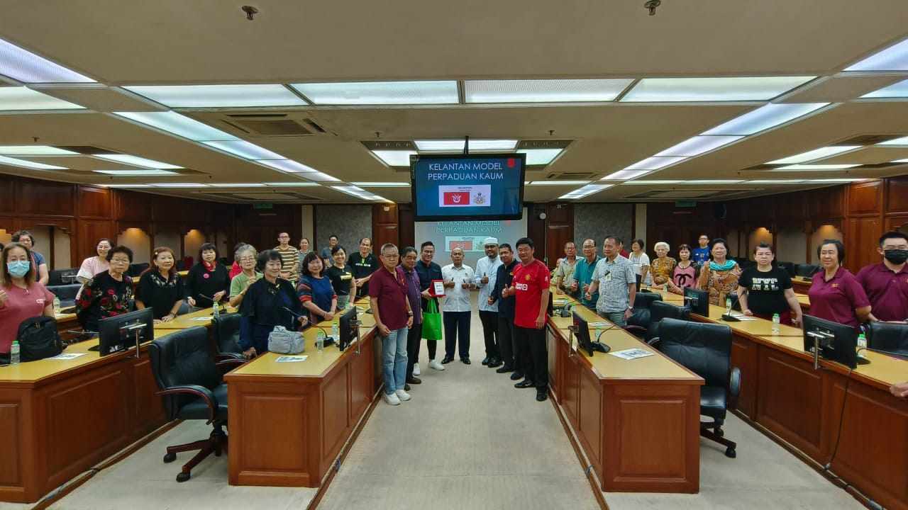 东:来自槟城的36人华裔访问团到访吉兰丹,获得丹州政府招待,除了到名胜观光,也特别到哥市华人猪肉档巴刹“打卡”。