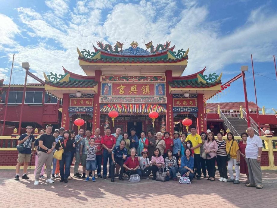 东:来自槟城的36人华裔访问团到访吉兰丹,获得丹州政府招待,除了到名胜观光,也特别到哥市华人猪肉档巴刹“打卡”。