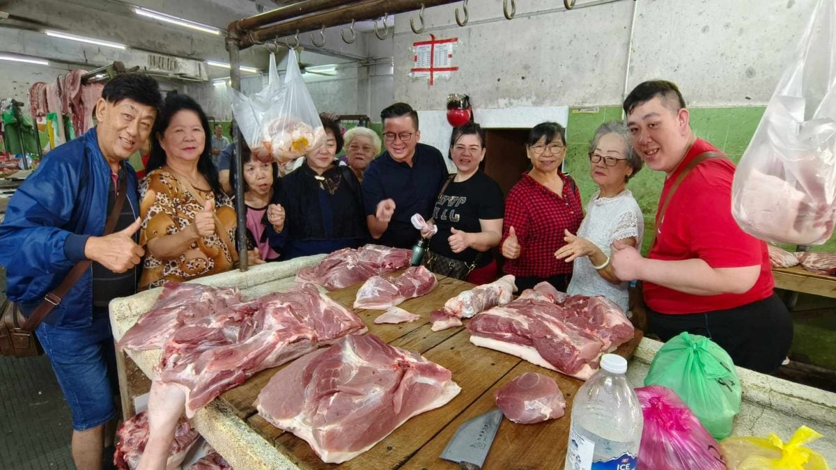 东:来自槟城的36人华裔访问团到访吉兰丹,获得丹州政府招待,除了到名胜观光,也特别到哥市华人猪肉档巴刹“打卡”。