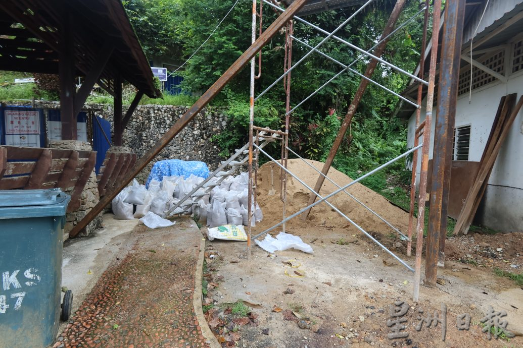东:林明山关闭至9月,让路基本设施维修工程,当地食肆及民宿业者皆称营业额受到严重打击,导致生意额大跌50%。