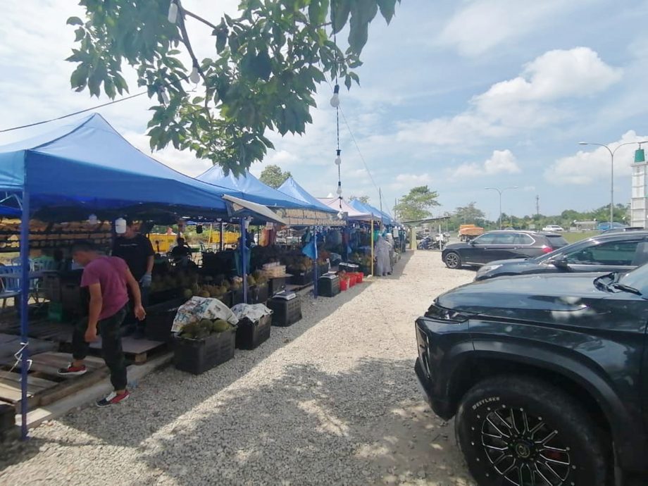 东:榴梿盛产价格更便宜,小贩逢周末送糯米饭痛快吃。