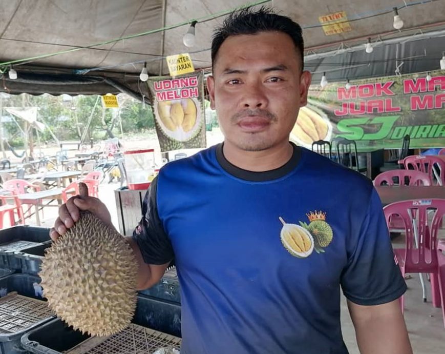 东:榴梿盛产价格更便宜,小贩逢周末送糯米饭痛快吃。