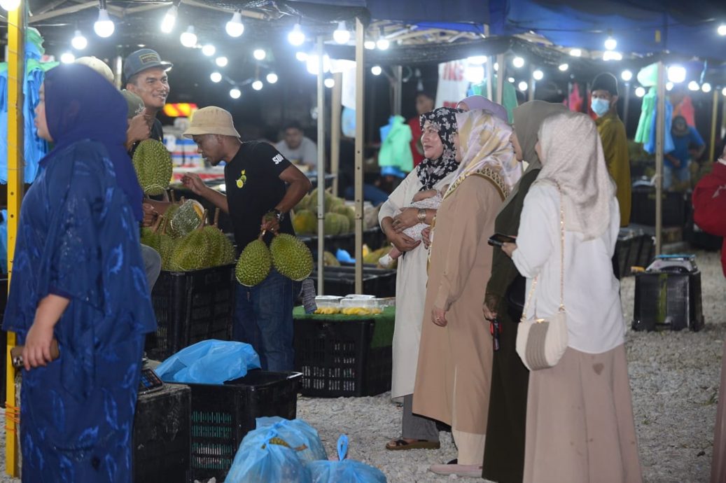 东:榴梿盛产价格更便宜,小贩逢周末送糯米饭痛快吃。