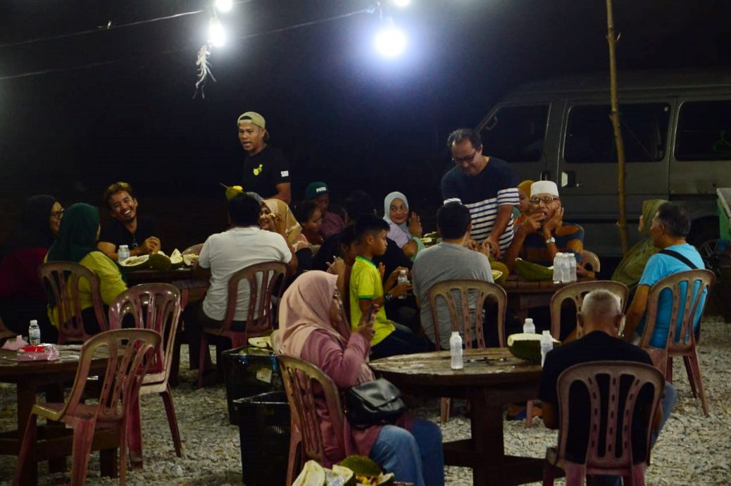 东:榴梿盛产价格更便宜,小贩逢周末送糯米饭痛快吃。