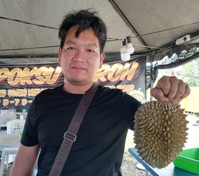 东:榴梿盛产价格更便宜,小贩逢周末送糯米饭痛快吃。