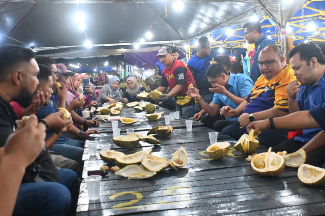 东:榴梿盛产价格更便宜,小贩逢周末送糯米饭痛快吃。