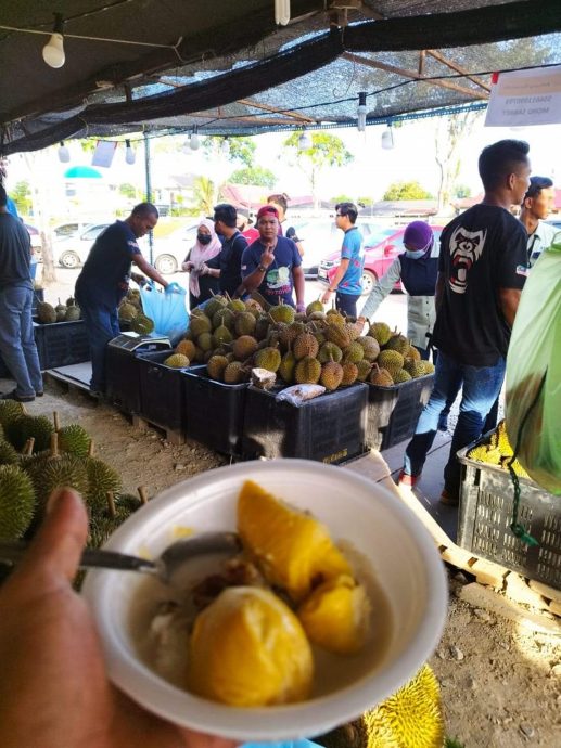 东:榴梿盛产价格更便宜,小贩逢周末送糯米饭痛快吃。