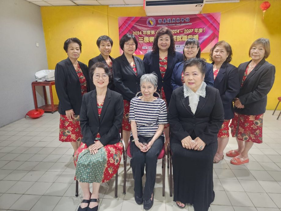 东:登嘉楼广东会馆会长丘燕萍指出,社团工作吃力不讨好,不是一项简单的任务,她将尽力做好自己的职责,与理事携手推动会务提升和发展。