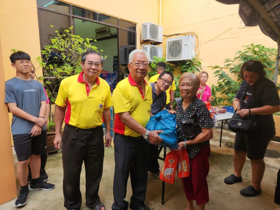 东:登嘉楼德教会紫孚阁关怀社会长者,派发米粮食品给400名各族贫老。