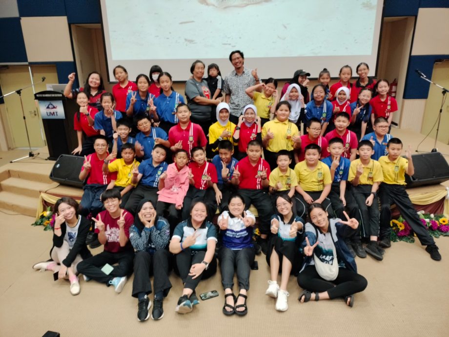 东：马江哇加打北中华小学36名学生走出校园，前往参观登嘉楼马来西亚大学（登大）