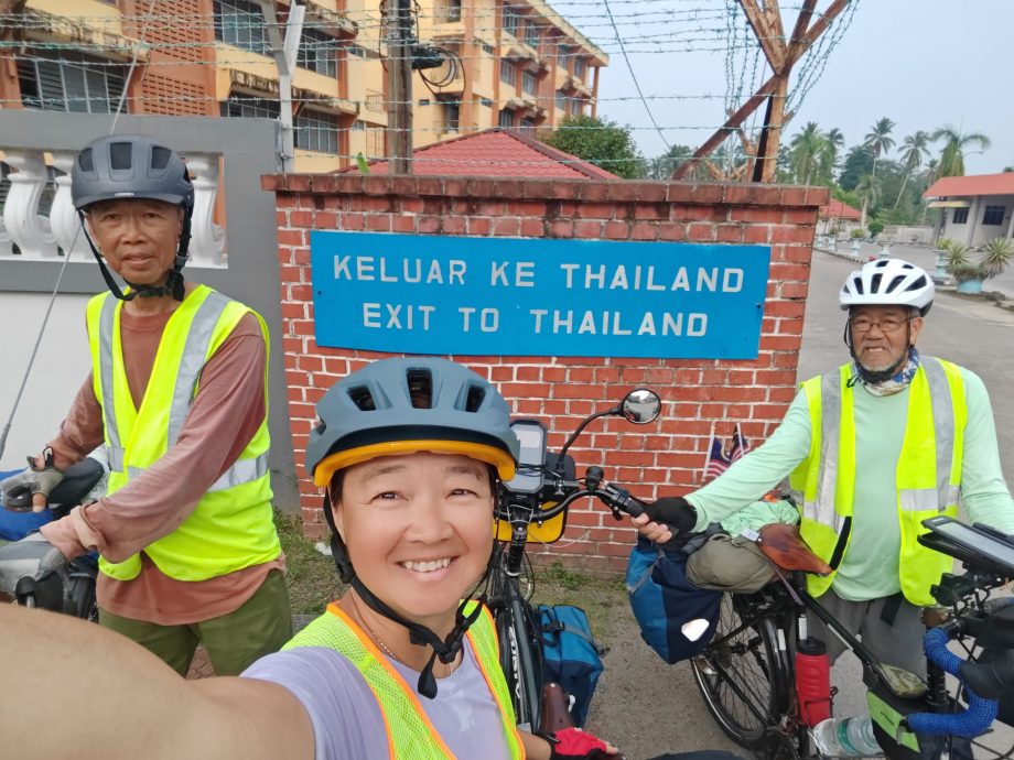 东:骑行万里路,祝福马中情,骑行者已“踏出”国门,入境泰国北上。