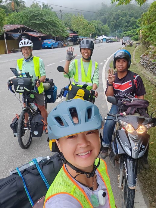 东:骑行万里路,祝福马中情,骑行者已“踏出”国门,入境泰国北上。