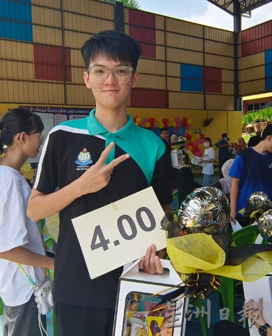 东:STPM放榜,文德甲综合中学成绩上扬 3人考获4.0满分
