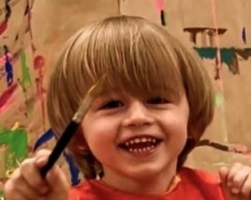 两岁“小毕加索”网上爆红 抽象画半年卖出19幅