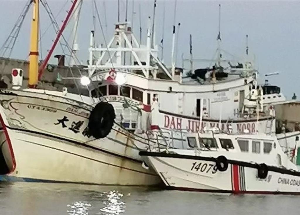 中国海警加大海上执法 驱离进入钓鱼岛领海的日船