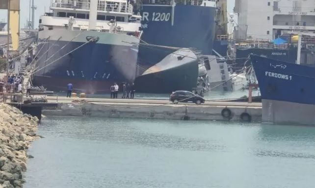 伊朗护卫舰进港侧翻沉没 原因不明