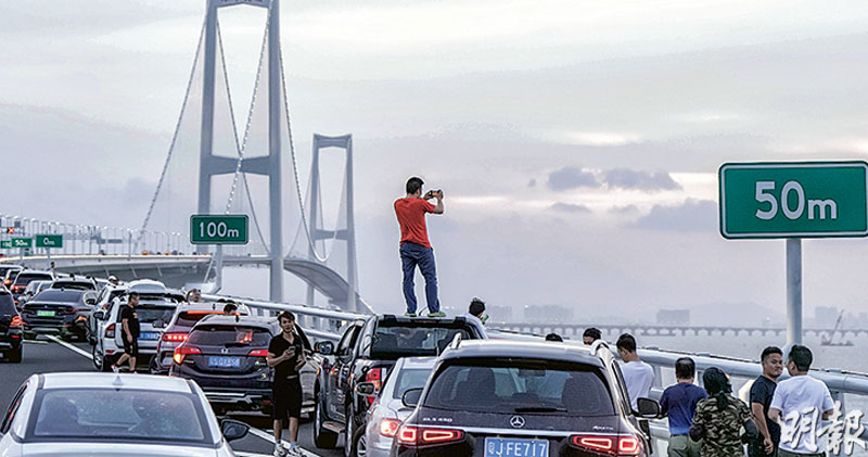 停车打卡者众 深中首日塞上塞