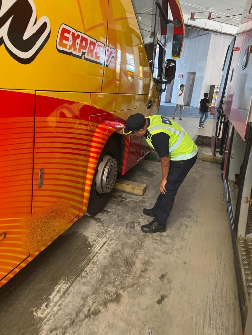 全国综合:森陆交局近几天检查长途巴士,确保处于安全状态