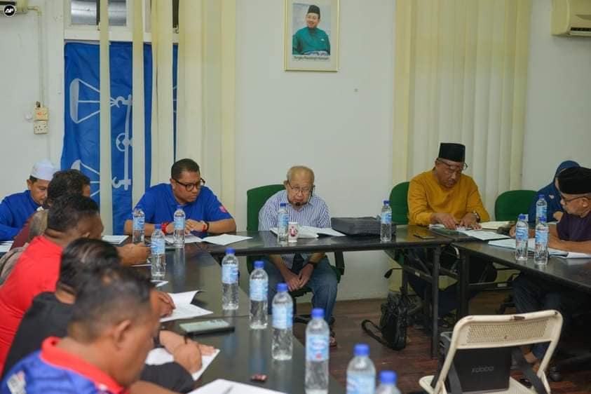 东姑拉沙里主持巫统话望生区部会议,讨论话望生能吉里州议席补选候选人事宜。