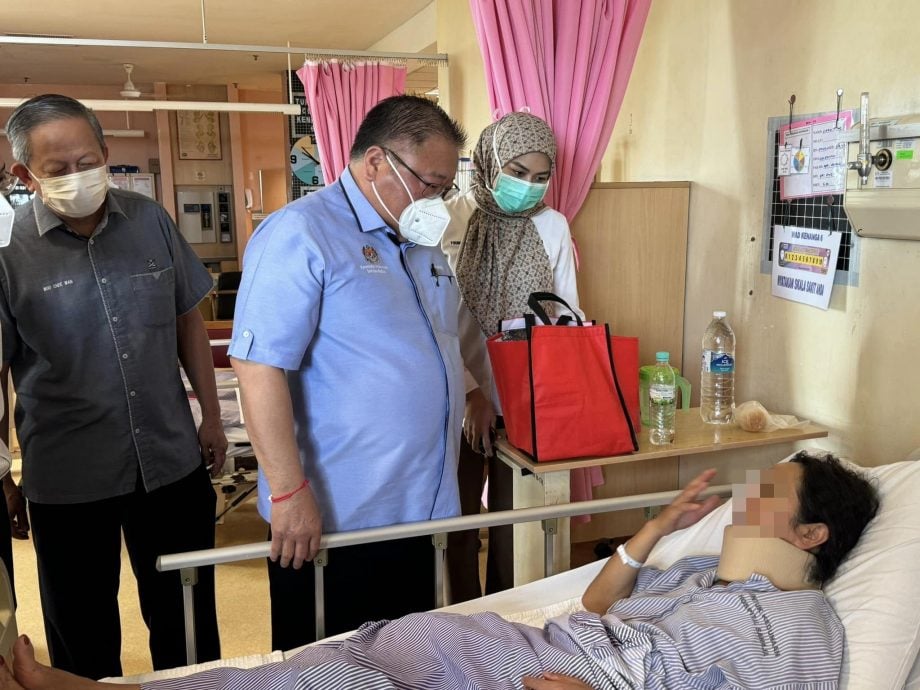 全国：张庆信探访伤者 了解调查进展