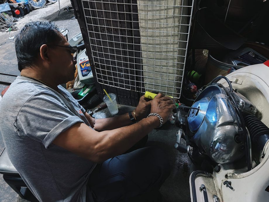 来自森州的芙蓉人陈文俊（38岁）以18天的时间，骑著威士霸从芙蓉出发去泰国曼谷再回到芙蓉，全程2300公里！