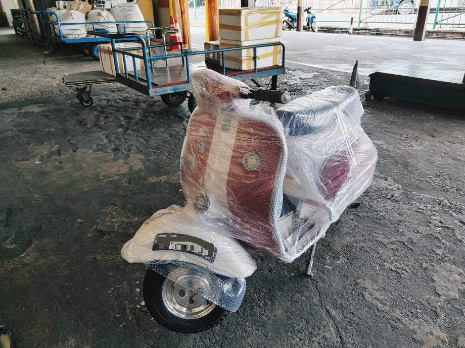 来自森州的芙蓉人陈文俊（38岁）以18天的时间，骑著威士霸从芙蓉出发去泰国曼谷再回到芙蓉，全程2300公里！