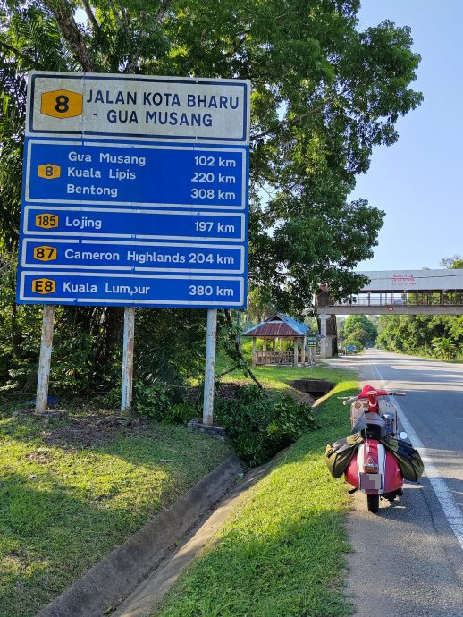 来自森州的芙蓉人陈文俊（38岁）以18天的时间，骑著威士霸从芙蓉出发去泰国曼谷再回到芙蓉，全程2300公里！